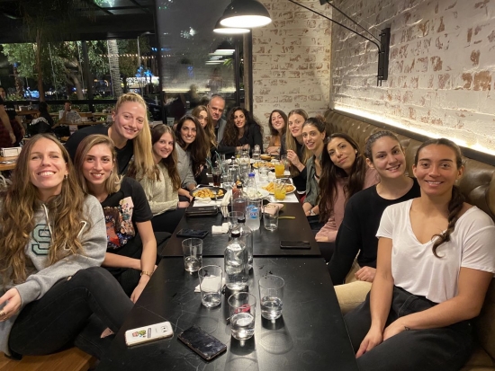 &Delta;&epsilon;ί&pi;&nu;&eta;&sigma;&alpha;&nu; &sigma;&tau;&omicron; The Burger Joint &omicron;&iota; &Gamma;&upsilon;&nu;&alpha;ί&kappa;&epsilon;&sigmaf;