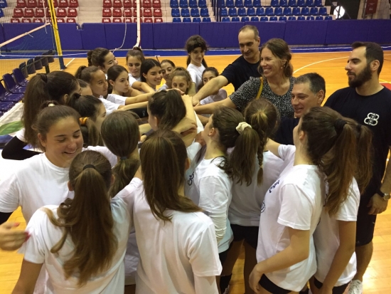 &Alpha;.&Sigma;.&Pi;. &Theta;έ&tau;&iota;&sigmaf; &Beta;&omicron;ύ&lambda;&alpha;&sigmaf;: &Eta; &Alpha;&nu;&alpha;&sigma;&tau;&alpha;&sigma;ί&alpha; &Gamma;&epsilon;&omega;&rho;&gamma;&iota;ά&delta;&omicron;&upsilon; &epsilon;&pi;&iota;&sigma;&kappa;έ&phi;&tau;&eta;&kappa;&epsilon; &tau;&omicron; Summer Camp