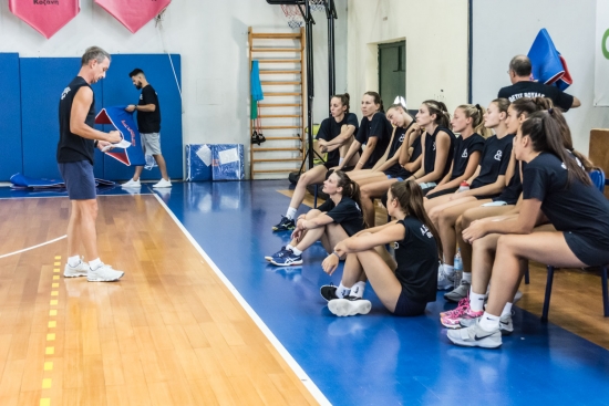 &Xi;&epsilon;&kappa;ί&nu;&eta;&sigma;&epsilon; &eta; &pi;&rho;&omicron;&epsilon;&tau;&omicron;&iota;&mu;&alpha;&sigma;ί&alpha; &tau;&omega;&nu; &Gamma;&upsilon;&nu;&alpha;&iota;&kappa;ώ&nu; (pics)