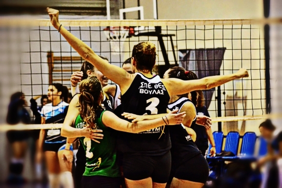 &Mu;&epsilon; &Eta;&lambda;&upsilon;&sigma;&iota;&alpha;&kappa;ό &sigma;&tau;&omicron; &Kappa;ύ&pi;&epsilon;&lambda;&lambda;&omicron; &omicron;&iota; &Gamma;&upsilon;&nu;&alpha;ί&kappa;&epsilon;&sigmaf; &tau;&eta;&sigmaf; &Theta;έ&tau;&iota;&delta;&alpha;&sigmaf;