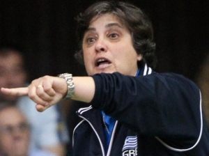 &Sigma;&tau;&eta;&nu; &Theta;έ&tau;&iota;&delta;&alpha; &eta; &Kappa;&alpha;&rho;&omicron;&lambda;ί&nu;&alpha; &Mu;&pi;&alpha;&rho;&zeta;&omicron;ύ&kappa;&alpha;, &alpha;&nu;&alpha;&nu;&epsilon;ώ&sigma;&epsilon;&iota;&sigmaf; &pi;&rho;&omicron;&pi;&omicron;&nu;&eta;&tau;ώ&nu;